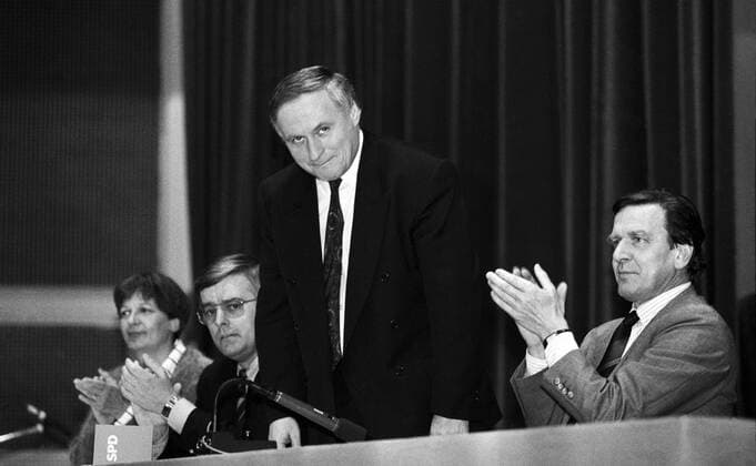 Deutschland, 04.11.1990. Archiv Nr.: 21-35-21 Bundestagswahlkampfreise der SPD Foto: Kanzlerkandidat Oskar Lafontaine und Gerhard Schroeder, Ministerpraesident von Niedersachsen Bundestagswahlkampf der SPD *** Germany, 04 11 1990 Archive Nr 21 35 21 SPD election campaign photo Chancellor candidate Oskar Lafontaine and Gerhard Schroeder, Minister President of Lower Saxony SPD election campaign