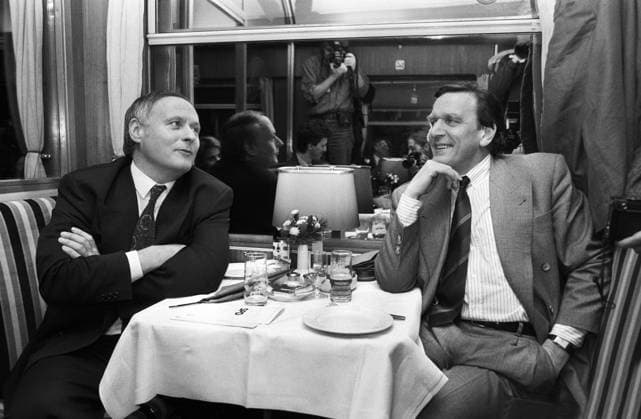 Deutschland, 04.11.1990. Archiv Nr.: 21-38-04 Bundestagswahlkampfreise der SPD Foto: Kanzlerkandidat Oskar Lafontaine und Gerhard Schroeder, Ministerpraesident von Niedersachsen, im Wahlkampfzug Bundestagswahlkampf der SPD *** Germany, 04 11 1990 Archive No 21 38 04 SPD federal election campaign trip Photo Chancellor candidate Oskar Lafontaine and Gerhard Schroeder, State Premier of Lower Saxony, on the SPD federal election campaign train