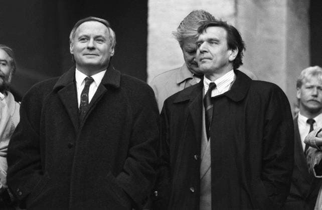 Deutschland, Hannover, 04.11.1990. Archiv Nr.: 21-31-03 Bundestagswahlkampfreise der SPD Foto: Kanzlerkandidat Oskar Lafontaine und Gerhard Schroeder, Ministerpraesident von Niedersachsen Bundestagswahlkampf der SPD *** Germany, Hannover, 04 11 1990 Archive Nr 21 31 03 SPD election campaign photo chancellor candidate Oskar Lafontaine and Gerhard Schroeder, state premier of Lower Saxony SPD election campaign