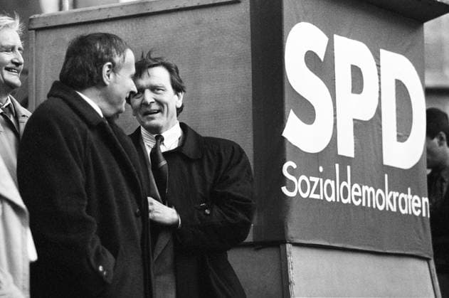 Deutschland, Hannover, 04.11.1990. Archiv Nr.: 21-31-07 Bundestagswahlkampfreise der SPD Foto: Kanzlerkandidat Oskar Lafontaine und Gerhard Schroeder, Ministerpraesident von Niedersachsen Bundestagswahlkampf der SPD *** Germany, Hannover, 04 11 1990 Archive Nr 21 31 07 SPD election campaign photo chancellor candidate Oskar Lafontaine and Gerhard Schroeder, state premier of Lower Saxony SPD election campaign
