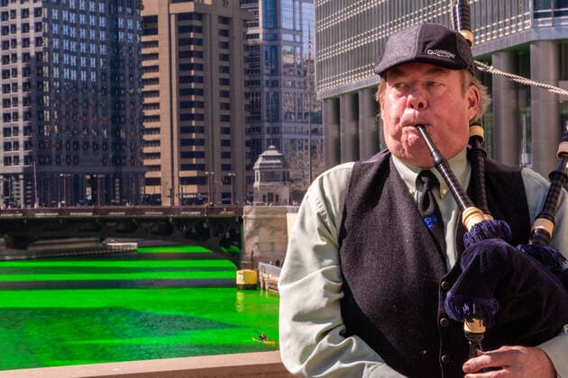 Bilder des Jahres 2021, News 03 März News Themen der Woche KW10 March 13, 2021, Chicago, IL, U.S: Chris Coomes plays bagpipes ahead of St. Patrick s Day along the Chicago River, dyed green every year to honor the city s Irish American heritage. Chicago U.S. - ZUMAg216 20210313_znp_g216_004 Copyright: xDominicxGwinnx