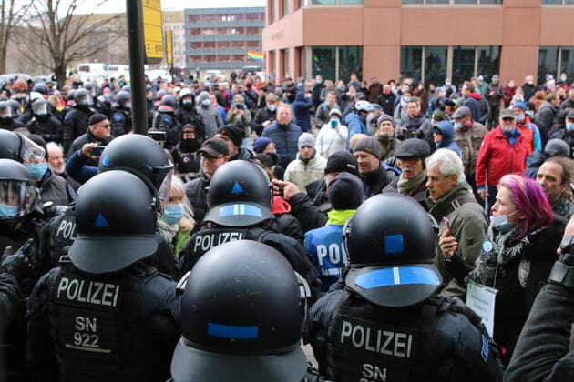 Trotzdem in der Nacht Samstag auch durch das Sächsische Oberverwaltungsgericht in Bautzen das Demonstrationsverbot von Querdenken-351 bestätigt wurde, hat man in diversen sozialen Netzwerken - unter anderem Chats von Telegram - zur Mobilisierung aufgerufen. Insbesondere wurde auf einen Autokoro vor dem Landtag sowie einer Kundgebung der Heidenauer Wellenlänge , welche bisher nicht untersagt ist und ebenso am Landtag stattfinden soll, hingewiesen. Die Polizei ist mit einem Großaufgebot im gesamten Stadtgebiet vor Ort. Querdenken hatte auf verschiedenen Plätzen Demonstrationen angemeldet - immer wieder mit verschieden hohen Teilnehmerzahlen. In dem Zusammenhang habe man keine der Corona-Schutzverordnung entsprechenden Hygienemaßnahmen