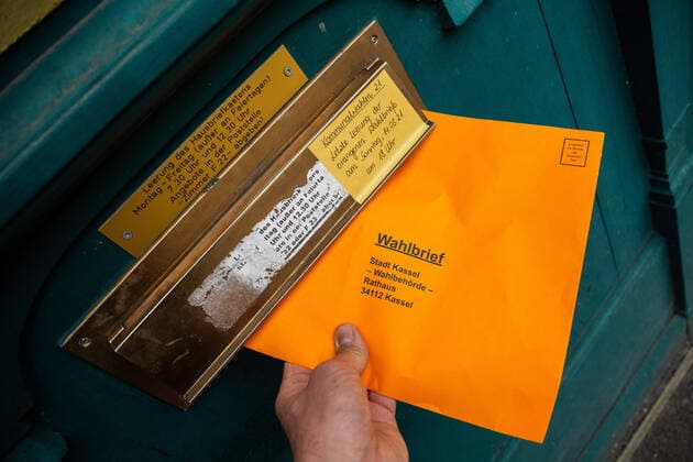 Local elections Hesse 2021 A few hours before the deadline, many voters still hand in their absentee ballots in person at Kassel City Hall, until 6 pm the last absentee ballots can be dropped in the mailbox at City Hall, 14 March 2021, Kassel Hesse Germany, Copyright: xSocher xEibner-Pressefotox EP_kso