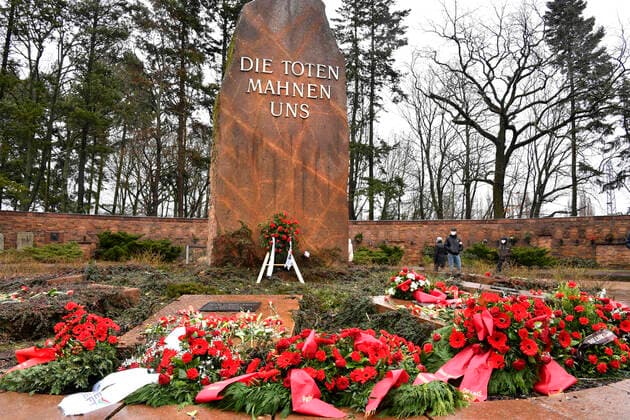 Bilder des Jahres 2021, News 03 März News Themen der Woche KW10 News Bilder des Tages Stilles Gedenken an Karl Liebknecht und Rosa Luxemburg an der Gedenkstätte der Sozialisten auf dem Städtischen Zentralfriedhof Friedrichsfelde. Berlin, 14.03.2021 *** Silent commemoration of Karl Liebknecht and Rosa Luxemburg at the memorial of the socialists at the Municipal Central Cemetery Friedrichsfelde Berlin, 14 03 2021 Foto:xF.xKernx xFuturexImage
