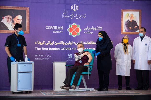 Bilder des Jahres 2021, News 03 März News Themen der Woche KW11 News Bilder des Tages Iran: COVID-19 vaccine starts clinical trial Dr. Sina Moradmand gets the Barekat Covid-19 vaccine. Dr. Sina Moradmand cardiologist who volunteered to receive the Barekat vaccine to begin phase 2 and 3 of its clinical trial. Tehran Tehran Iran Copyright: SobhanxFarajvan