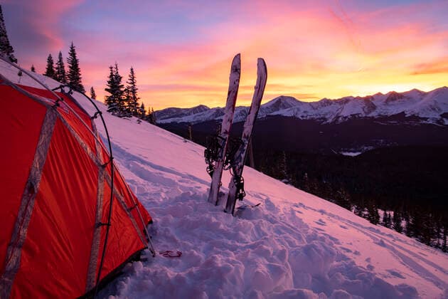 IMAGO Creative: Wintersport, Urlaub Splitboards on snowcapped mountain during vacation Breckenridge, CO, United States CR_BRHU210312A-678693-01
