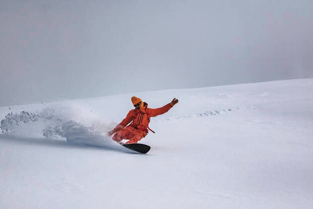 IMAGO Creative: Wintersport, Urlaub Man snowboarding on snowcapped mountain during vacation Furano, Hokkaido, Japan CR_BRHU210312A-678729-01 ,model released, Symbolfoto