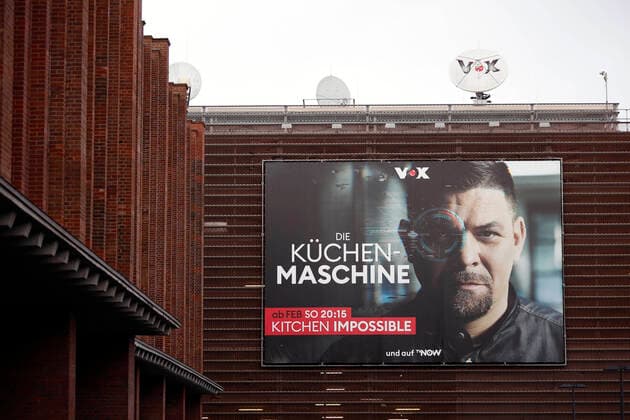 An advertisement for the show Kitchen Impossible with celebrity chef Tim Mälzer in the style of Terminator on VOX hangs on the parking garage next to the RTL location in Cologne Deutz Cologne, 13 03 2021 Foto:xC.xHardtx xFuturexImage