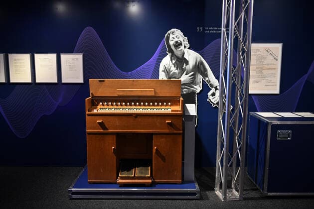 Germany, Bonn 15 03 2021 Exhibition Hits Hymns Sound of Contemporary History in the House of History Photo Wolf Biermann plays on this harmonium on 13 November 1976 in Cologne Exhibition Hits Hymns Sound of Contemporary History in the House of History