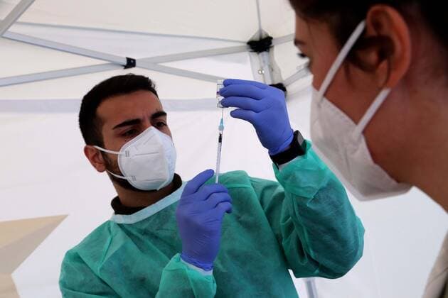 photo ipp clemente marmorino milan 15 03 2021 coronavirus emergency covid 19 inauguration of the first drive through swabs converted into a vaccination centre in the photo preparation of a dose of AstraZeneca vaccine drive throu vaccination campaign  0