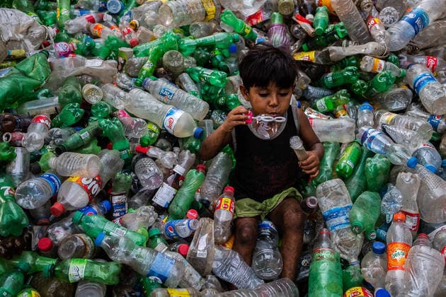 Bilder des Jahres 2021, News 03 März News Themen der Woche KW11 News Bilder des Tages Bangladesch, Kinder in Dhaka March 15, 2021, Dhaka, Dhaka, Bangladesh: A little boy playing with a bubble blower in the stack of plastic bottles inside a plastic recycling factory. Dhaka, Bangladesh 15 March 2020. Dhaka Bangladesh - ZUMAs299 20210315_zip_s299_003 Copyright: xNayemxShaanx