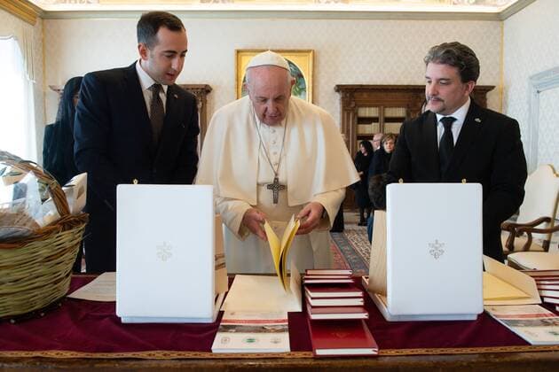 Bilder des Jahres 2021, News 03 März News Themen der Woche KW11 News Bilder des Tages Vatican, Papst Franziskus empfängt Alessandro Cardelli und Mirko Dolcini aus San Marino March 15,2021 : Pope Francis received in audience the Captains Regent of the Most Serene Republic of San Marino, the LL.EE. Messrs. Alessandro Cardelli and Mirko Dolcini in the Vatican  Copyright: x VATICANxMEDIAx CPPx xIPAx x CatholicxPressxPhotox