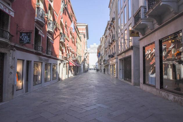 Coronavirus in Italien, Harter Lockdown in Venedig Calle Larga XXII Marzo during Venice in the Red Zone, News in Venice, Italy, 15 March 2021 Editorial Usage Only  Copyright: xLiveMedia SimonexPiccirillix xIPAx