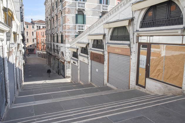 Coronavirus in Italien, Harter Lockdown in Venedig The Empty Rialto Bridge during Venice in the Red Zone, News in Venice, Italy, March 15, 2021 Editorial Usage Only  Copyright: xLiveMedia SimonexPiccirillix xIPAx