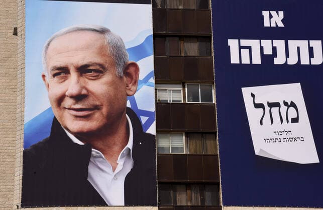 Israel Präsidentschaftswahl, Wahlplakate in Jerusalem An election banner for the Likud Party shows it s leader Prime Minister Benjamin Netanyahu on a building in Jerusalem on Monday, March 15, 2021. Netanyahu is facing his fourth re-election bid in two years when Israelis go to the polls on March 23.  JER2021031504 DEBBIExHILL
