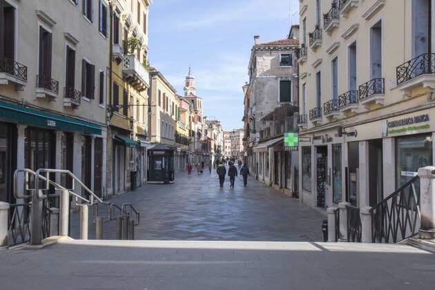 Coronavirus in Italien, Harter Lockdown in Venedig The Strada Nova heading towards Rialto during Venice in the Red Zone, News in Venice, Italy, March 15, 2021 Editorial Usage Only  Copyright: xLiveMedia SimonexPiccirillix xIPAx