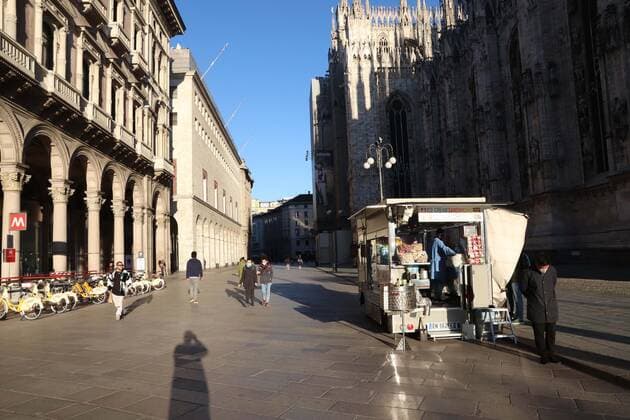 photo ipp clemente marmorino milan 15 03 2021 coronavirus covid 19 red zone semi-deserted center a street vendor selling sandwiches coronavirus covid 19 red zone  0