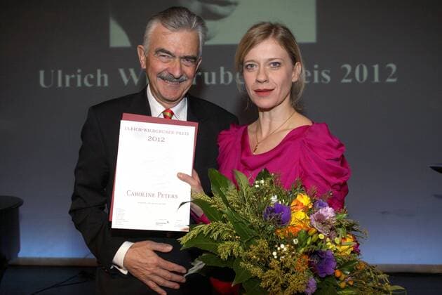Caroline Peters (Preistraegerin) mit Dr. Thomas Klischan (Nordmetall-Stiftung), Verleihung des Ulrich Wildgruber-Preises im St.Pauli Theater, Hamburg, 29.01.2012 *** Caroline Peters Prize winner with Dr Thomas Klischan Nordmetall Foundation , Award of the Ulrich Wildgruber Prize at St Pauli Theater, Hamburg, 29 01 2012 Copyright: xeventpress mpx