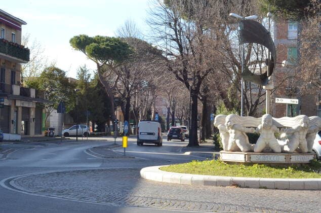 Coronavirus in Italien, Lockdown in Rimini Italy will be in a Red Zone wave for Easter amid COVID-19. March 15, 2021, Rimini , Italy: From Monday, March 15th, and for another 15 days, Emilia-Romagna is all Red Zone. Despite the rules and prohibitions today, it can be seen that people can™t stand to stay at home anymore, as they strolled on the beach, families with children in the parks and exercising. Although contagion is still on the rise, the hope of many is that it will be the last major closure in Italy. Italy will be in a Red Zone wave for Easter amid COVID-19. Copyright: xJosixDonellix