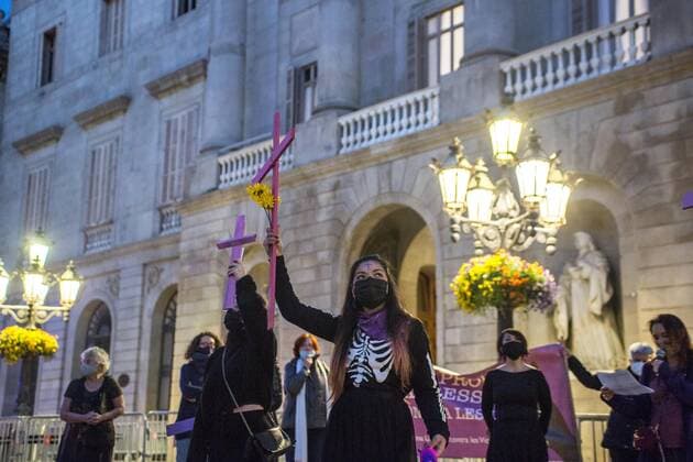 News Bilder des Tages March 15, 2021, Barcelona, Spain: Women are seen holding crosses during the demonstration..The collective of Mexican women in Barcelona, Mexican Fury (Furia Mexicana) have convened in front of the town hall as they protest against feminicide and sexist violence in Mexico and paid tribute to various victims of feminicide in Mexico in the last year. Barcelona Spain - ZUMAs197 20210315_zaa_s197_134 Copyright: xThiagoxPrudenciox