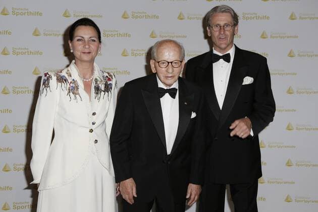 Hans Guenther Winkler und Janet Leve-Ostermann und Ferdinand bei der Verleihung der Goldene Sportpyramide 2012 im Hotel Adlon in Berlin. *** Hans Guenther Winkler and Janet Leve Ostermann and Ferdinand at the award ceremony of the Golden Sports Pyramid 2012 at the Hotel Adlon in Berlin Copyright: xEventpressxRaHerrx