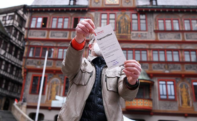 Tuebingen 15 03 2021 Day certificate for city centre visitors Day certificates for city centre visitors are issued at the rapid test station at the city hall All persons who want to go shopping in the city centre, to the outdoor restaurants, to the cinema or to the theatre need a negative test result and a day certificate. ULMER
