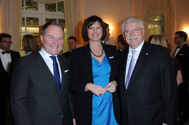 v.l. Dr. Wolfgang Heubisch (Bayerischer Staatsminister fuer Wissenschaft), Ilse Aigner und Martin Zeil Neujahrsempfang der Staatsregierung in der Muenchner Residenz in Muenchen. *** f l Dr Wolfgang Heubisch Bavarian Minister of State for Science , Ilse Aigner and Martin Zeil New Years Reception of the State Government in the Munich Residence in Munich Copyright: xEventpressxHannesxMagerstaedtx