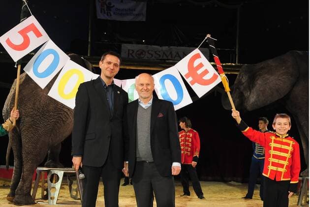 Holger Hoffmann, BGF Kinderhilfswerk mit Dirk Rossmann Großer Zirkus , Spendenuebergabe von 500.000 Euro an das Deutsche Kinderhilfswerk ( 40 Jahre Rossmann GmbH) und 40 Jahre Kinderhilfswerk im Zirkus Menschen , Tiere, Sensationen in Waltersdorf, spende, kinderhilfswerk, manege *** Holger Hoffmann, BGF Kinderhilfswerk with Dirk Rossmann Big circus , donation handing over of 500 000 euro to the German child welfare organization 40 years Rossmann GmbH and 40 years child welfare organization in the circus humans, animals, sensations in Waltersdorf, donation, child welfare organization, manege Copyright: xEventpressxMUx