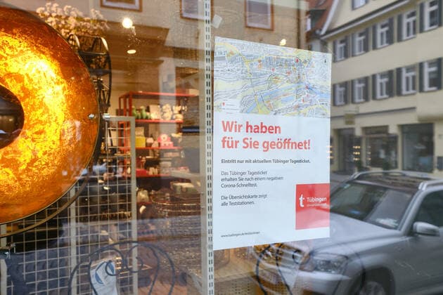 Tuebingen Tuebingen becomes model city for Corona relaxations, 16 03 2021 notice on a shop entrance only with current Tuebinger day ticket proof Corona quick test required to shop Tuebingen, 16 03 2021 Copyright: xEibner-Pressefoto ThomasxDingesx EP_TDS