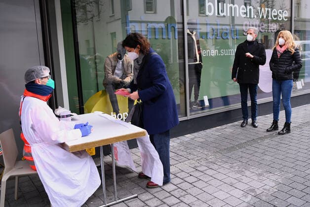 Tuebingen 16 03 2021 Tuebingens mayor Boris Palmer 2 v r, The Greens and DRK district chairwoman, pandemic commissioner and physician Dr Lisa Federle r at the rapid test station of the DRK Tuebingen in a shopping street at the Zinserdreieck All visitors to Tuebingens city centre who do not live in the ULMER