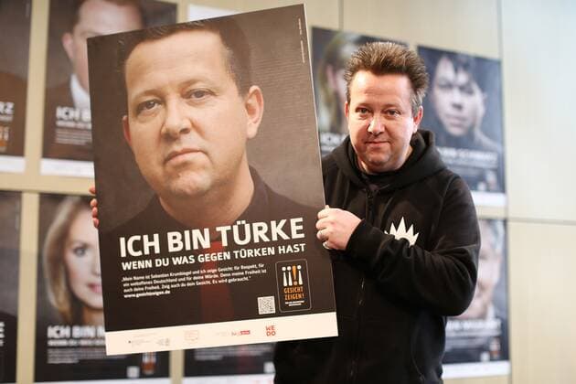 Sebastian Krumbiegel - Ich bin Tuerke ?Äì wenn Du was gegen Tuerken hast! beim Fototermin Gesicht Zeigen ! FuÃàr ein weltoffenes Deutschland. In der Akademie der Kuenste am Pariser Platz in Berlin. Prominente unterstuetzen neue Kampagne von Gesicht Zeigen! *** Sebastian Krumbiegel I am Turkish Äì if you have something against Turks at the photo session Gesicht Zeigen Fuàr ein weltoffenes Deutschland In the Academy of Arts at Pariser Platz in Berlin Celebrities support new campaign of Gesicht Zeigen Copyright: xEventpressxRadkex
