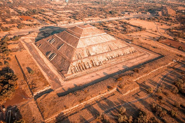 Ballonfahrt am Morgen über der prähistorischen Stadt Teotihuacan im Zentralen Hochland von Mexiko mit den beeindruckenden Stufentempeln wie der Sonnenpyramide, der Mondpyramide und der Straße der Toten *** Morning balloon ride over the prehistoric city of Teotihuacan in the Central Highlands of Mexico with its impressive step temples such as the Pyramid of the Sun, the Pyramid of the Moon and the Avenue of the Dead.