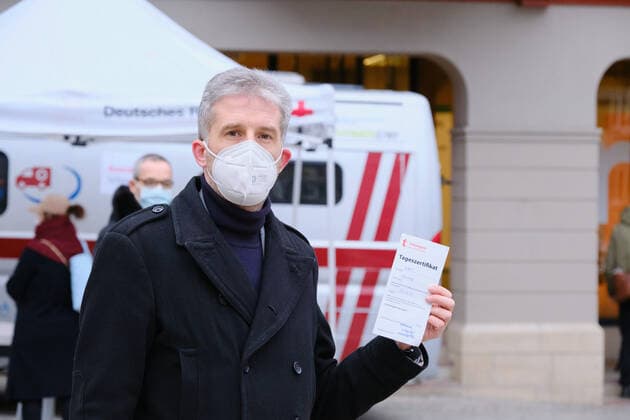 Tuebingen Boris Palmer Tuebingen becomes model city for Corona relaxations, 16 03 2021 Mayor Boris Palmer with his own day certificate This allows visits to shops, culture and outdoor restaurants Tuebingen, 16 03 2021 Copyright: xEibner-Pressefoto ThomasxDingesx EP_TDS