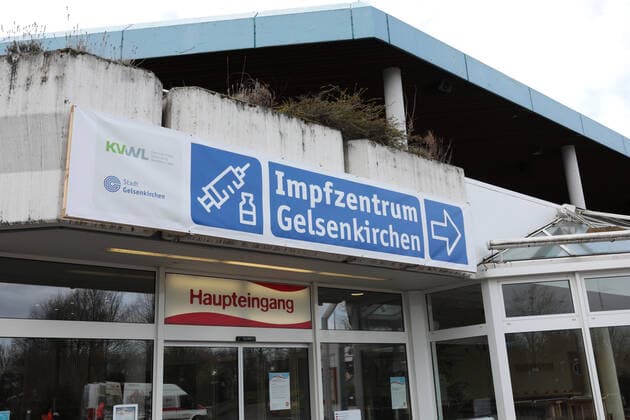 16 03 2021, News, Politics, Photographs taken at the vaccination centre in Gelsenkirchen the day after it was announced that AstraZenecas vaccine would no longer be given Gelsenkirchen Emscher Lippe Halle Impfzentrum Gelsenkirchen NRW Germany xRHR PHOTO 219x RHR-FOTO 219