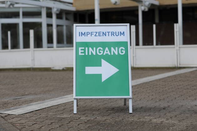 16 03 2021, News, Politics, Photographs taken at the vaccination centre in Gelsenkirchen the day after it was announced that AstraZenecas vaccine would no longer be given Gelsenkirchen Emscher Lippe Halle Impfzentrum Gelsenkirchen NRW Germany xRHR PHOTO 219x RHR-FOTO 219