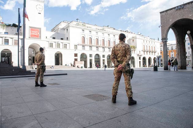 Coronavirus in Italien, Lockdown in Brescia March 16, 2021, Brescia, Brescia, Italy: Brescia in red zone empty piazza Vittoria with italian army due the new rules against covid pandemic Brescia Italy - ZUMAb205 20210316_zip_b205_010 Copyright: xMatteoxBiattax