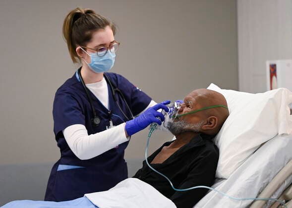 Kanada, Krankenpflege- Auszubildende lernen an lebensechten Puppen in Toronto March 16, 2021, Toronto, on, Canada: Second year nursing student Mikaela Dillabaugh works on a high fidelity simulator at Humber College during the COVID-19 pandemic in Toronto on Tuesday, March 16, 2021. Toronto Canada  - ZUMAc35_ 20210316_zaf_c35_029 Copyright: xNathanxDenettex