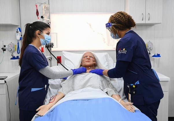 Kanada, Krankenpflege- Auszubildende lernen an lebensechten Puppen in Toronto March 16, 2021, Toronto, on, Canada: Second year nursing students Ugochinyere Ezeh, right, and Sepideh Ferrie work on a high fidelity simulator at Humber College during the COVID-19 pandemic in Toronto on Tuesday, March 16, 2021. Toronto Canada  - ZUMAc35_ 20210316_zaf_c35_034 Copyright: xNathanxDenettex