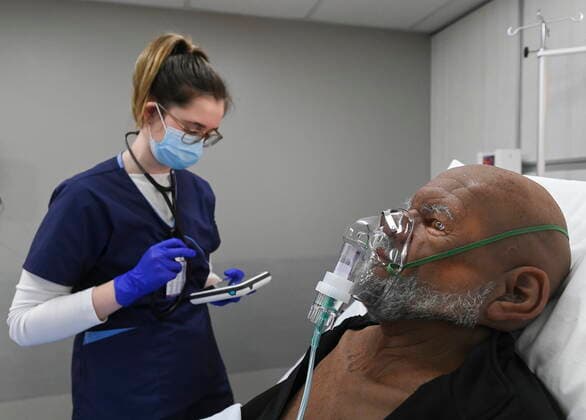 Kanada, Krankenpflege- Auszubildende lernen an lebensechten Puppen in Toronto March 16, 2021, Toronto, on, Canada: Second year nursing student Mikaela Dillabaugh works on a high fidelity simulator at Humber College during the COVID-19 pandemic in Toronto on Tuesday, March 16, 2021. Toronto Canada  - ZUMAc35_ 20210316_zaf_c35_036 Copyright: xNathanxDenettex