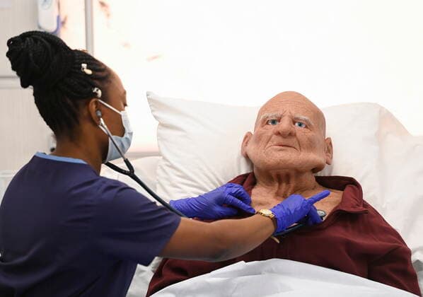 Kanada, Krankenpflege- Auszubildende lernen an lebensechten Puppen in Toronto March 16, 2021, Toronto, on, Canada: Second year nursing student Kelesha Bruce works on a high fidelity simulator at Humber College during the COVID-19 pandemic in Toronto on Tuesday, March 16, 2021. Toronto Canada  - ZUMAc35_ 20210316_zaf_c35_037 Copyright: xNathanxDenettex