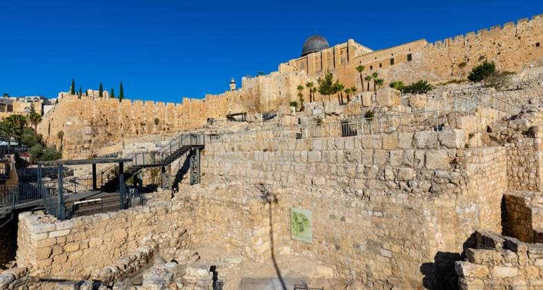 Jerusalem, Israel - October 12, 2017: Temple Mount south wall with Al-Aqsa Mosque and archeological excavation site in Jerusalem Old City  BEW1DD834B9