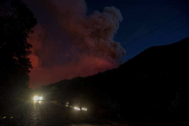 View of a strong fire near the rural community of Los Lirios in the limits of the northern state of Coahuila and Nuevo León, Mexico, 16 March 2021. A fire in northern Mexico, on the border between the states of Coahuila and Nuevo León, forced this Tuesday to evacuate at least 400 people while the fire fighting forces have not been able to stop the advance of the flames. EFE Miguel Sierra A fire in northern Mexico forces the evacuation of at least 400 people !ACHTUNG: NUR REDAKTIONELLE NUTZUNG!  Copyright: xMiguelxSierrax MEX7219 20210317-637515558990045489