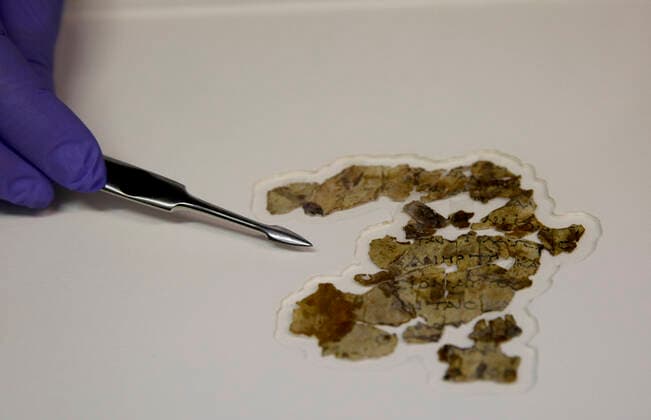 Bilder des Jahres 2021, News 03 März News Themen der Woche KW11 News Bilder des Tages (210317) -- JERUSALEM, March 17, 2021 -- Fragments of the new discovered Dead Sea Scroll are seen in a lab in the Israel Museum in Jerusalem on March 16, 2021. Israeli archaeologists have discovered dozens of fragments of a biblical scroll written in Greek in the Cave of Horror near the Dead Sea. (Photo by Xinhua) MIDEAST-JERUSALEM-ARCHAEOLOGY-DEAD SEA SCROLL GilxCohenxMagen 