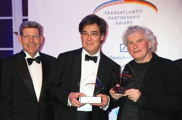 Preistraeger Sir Simon Rattle und Alan Gilbertl mit Bernhard Mattes, PrÃ?sident der AmCham Germany Die Amerikanische Handelskammer in Deutschland (American Chamber of Commerce in Germany, kurz (AmCham Germany) verleiht am 28. Januar 2014 in Berlin den 27. AmCham Germany Transatlantic Partnership Award an die beiden Orchester Berliner Philharmoniker und The New York Philharmonic. Die Preisverleihung findet im Rahmen einer Galaveranstaltung im Juedischen Museum in Berlin statt. Die Chefdirigenten Sir Simon Rattle und Alan Gilbert werden den Preis stellvertretend am Abend entgegennehmen. *** Award winners Sir Simon Rattle and Alan Gilbertl with Bernhard Mattes, President of AmCham Germany The American Chamber of Commerce in Germany, AmCha Copyright: xEventpressxHerrmannx