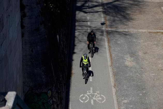 Rome, 17 March 2021. Runners and cyclists on the Lungotevere during the lockdown to combat the Covid-19 epidemic. Editorial Usage Only  Copyright: xVincenzoxLivierix xIPAx