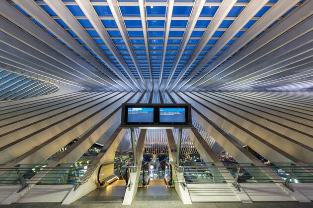 Architektur von Santiago Calatrava Liege, Belgien, 9 Mai 2017: Bahnhof Liege Guillemins in Lüttich von Santiago Calatrava in Belgien am Abend *** Liege, Belgium, 9 May 2017 Liege Guillemins train station in Liege by Santiago Calatrava in Belgium in the evening. 1084206549