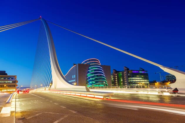 Architektur von Santiago Calatrava Dublin Irland Samuel Beckett Bridge Brücke abends Reise *** Dublin Ireland Samuel Beckett Bridge Evening Journey 1084206710