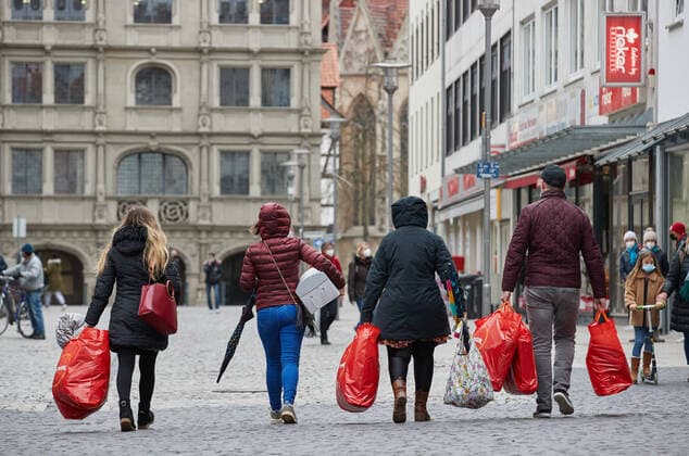 CEJ 17 03 2021, Brunswick T K Maxx, shopping bags, shopping street, click meet, masks, queue, queueing, shopping, clothing stores, dam, signs, people with masks, mask duty, downtown, CEJ scene from Brunswick downtown, Brunswick Lower Saxony Germany