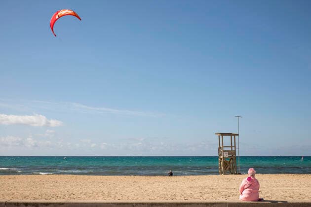News Bilder des Tages March 17, 2021, Mallorca, Spain: A German mother watching her son kitesurfing on a stormy day at the promenade of Playa de Palma in Mallorca. Spain - ZUMAm210 20210317_ztp_m210_006 Copyright: xJohn-PatrickxMorarescux