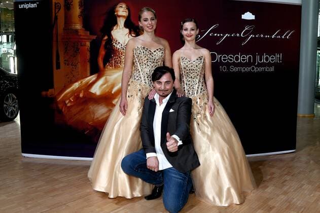 Debuetanten mit Ballkleid von Modedesigner Uwe Herrmann und Hans-Joachim Frey, Kuenstlerischer Leiter und 1. Vorsitzender des Semper Opernball e.V. bei der Pressekonferenz zum SemperOpernball 2015. Am 30. Januar 2015 ist es wieder soweit ð zum 10. Mal oeffnen sich die T?ren zum glamouroesen SemperOpernball in Dresden. Das neue Ballmotto - Dresden Jubelt - und das Debuetantenkleid 2015 wurden vorgestellt *** Debutantes with ball gown by fashion designer Uwe Herrmann and Hans Joachim Frey, artistic director and 1 chairman of Semper Opera Ball e V at the press conference for SemperOperaball 2015 On January 30, 2015 its that time again ð for the 10th time the doors open to the glamorous SemperOperaball in Dresden The new ball motto Dresden Copyright: xEventpressxRadkex